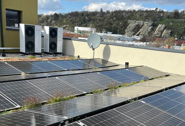 Nachhaltigkeit bei Geiger & Schlesinger – modernes Firmengebäude und Elektrofahrzeuge