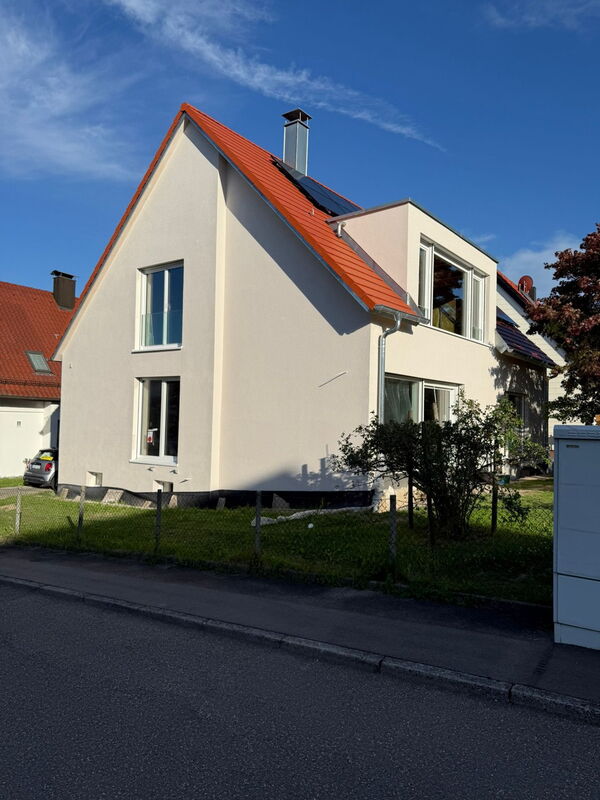 Fertig gedämmte und verputzte Fassade – Straßenseite