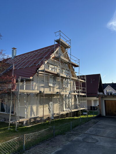 Eingerüstetes Einfamilienhaus vor der Fassadendämmung mit Wärmedämmverbundsystem