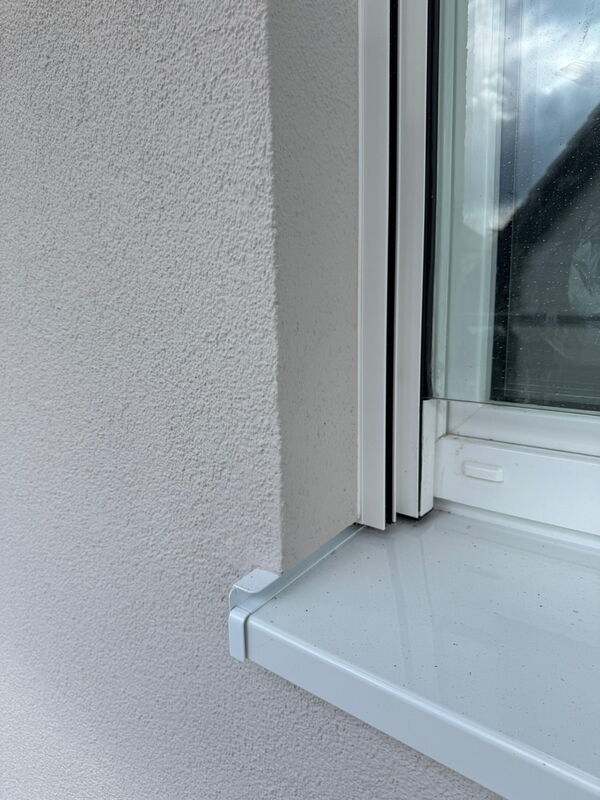 Detail: verputzte Fensterlaibung mit Fensterbank nach der Fassadendämmung